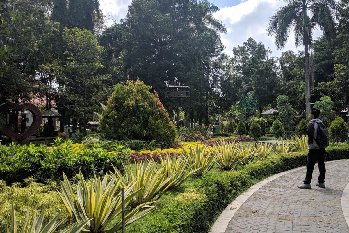 Ilustrasi Taman Aloon Aloon Tulungagung di Tulungagung, Jawa Timur.