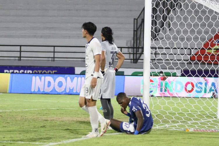 Pertandingan Liga 1 antara Persib Bandung vs PSIS Semarang di Stadion Kapten I Wayan Dipta, Gianyar, Selasa (15/2/2022).