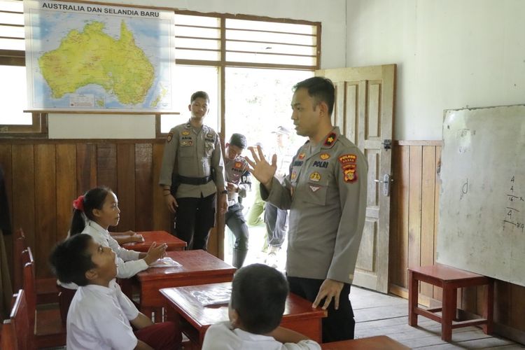 Para personel Polres Paser menjadi Guru SD 008 Muara Samu, Kabupaten Paser, Kaltim
