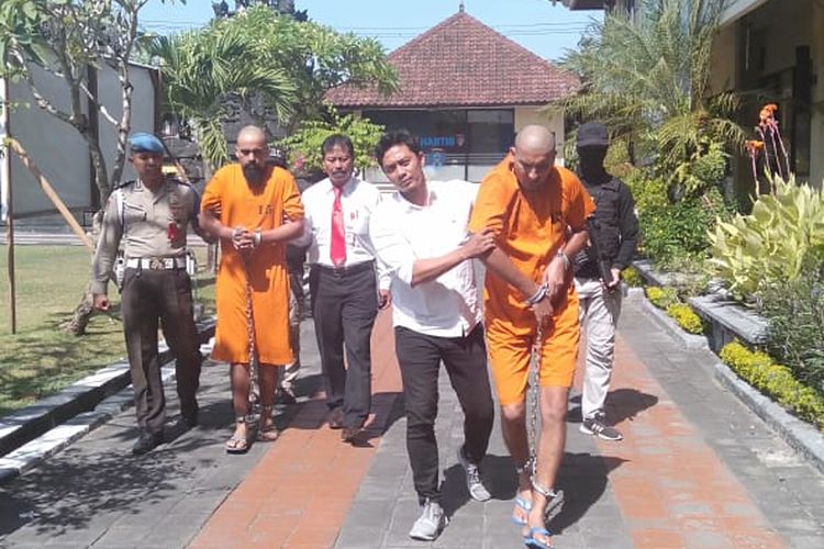 Dua WN India pembawa 3 kg sabu saat digiring di Polresta Denpasar, Rabu (4/9)