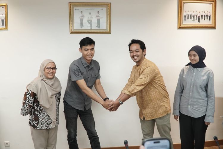 T Kereta Api Indonesia (Persero) atau KAI melakukan mediasi antara petugas passenger service Stasiun Rangkasbitung dan salah satu pengguna Commuter Line yang sebelumnya melaporkan barang bawaannya tertinggal di dalam kereta. Pertemuan kekeluargaan antara kedua pihak berlangsung di Kantor KAI Wisata, Stasiun Gondangdia, Jakarta, Kamis (27/11/2025). 
