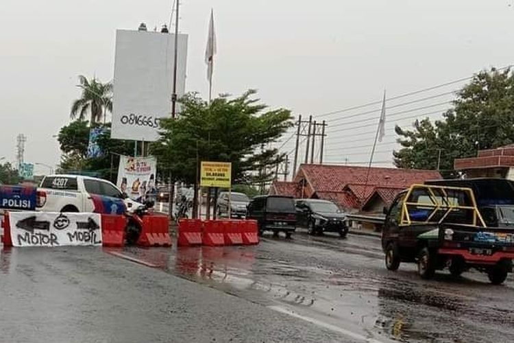 Mobil polisi ditempatkan untuk memblokade lajur utara Jembatan Pemali, Brebes akibat debit air berada di level merah, Rabu (17/2/2021) (Dok: FB Sigit Wsbc Grup Pemali Brebes 2)