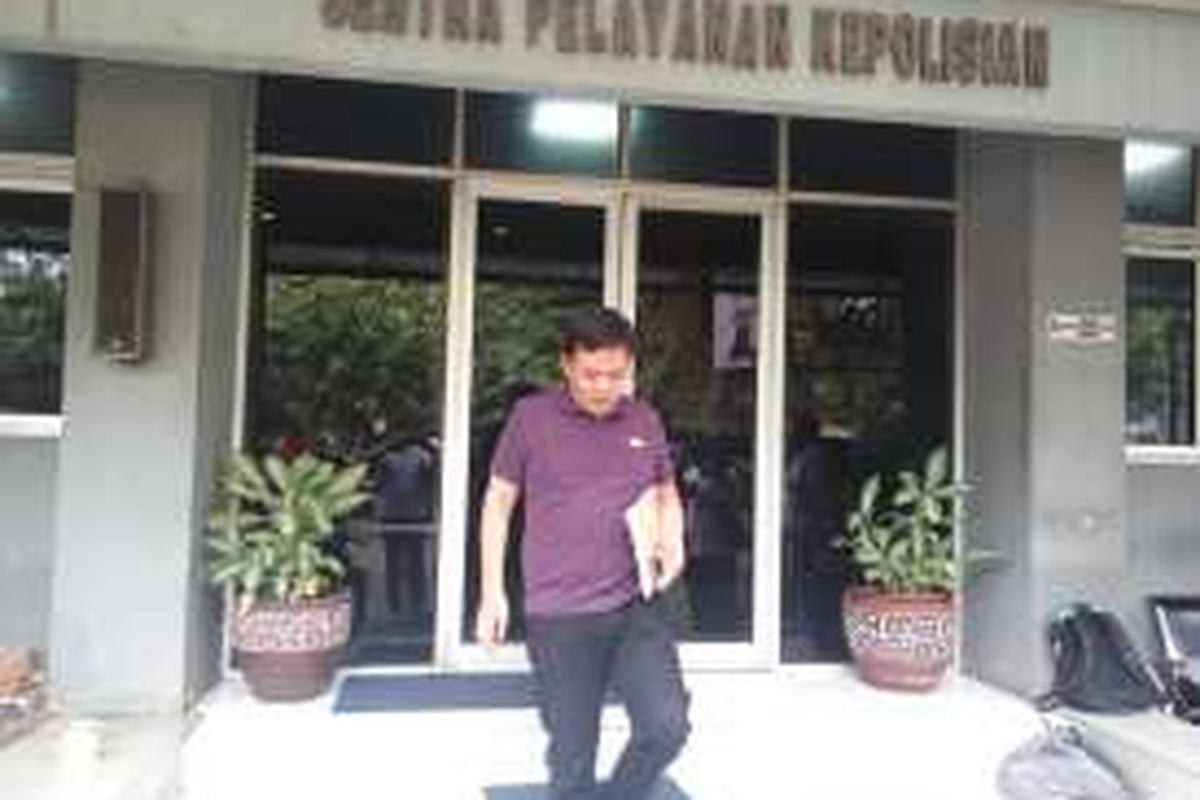 Ketua Bidang Advokasi Partai Gerindra, Habiburokhman saat keluar dari gedung Sentra Pelayanan Kepolisian Terpadu Polda Metro Jaya pada Sabtu (13/8/2016).