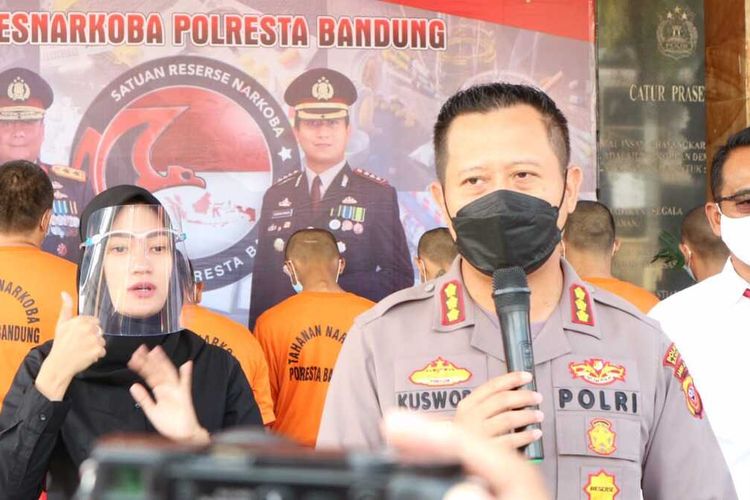 Kapolresta Bandung Kombes Kusworo Wibowo memperlihatkan 8 tersangka pengedar narkoba dengan modus menjual makanan anak-anak, Senin (17/1/2022).