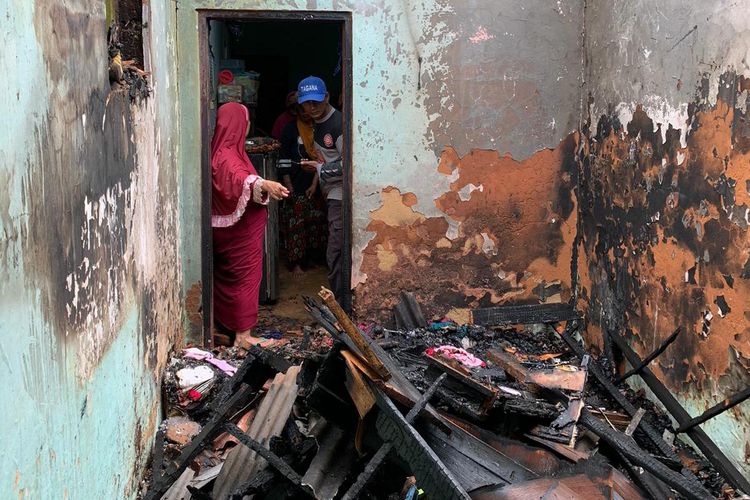rumah milik warga di Desa Kalimook, Kecamatan Kalianget, Kabupaten Sumenep, Jawa Timur dilanda kebakaran akibat kompor gas bocor. 