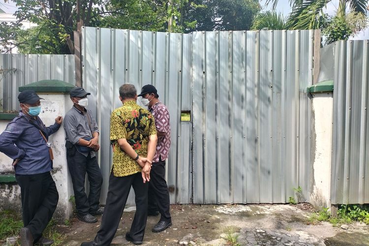 Balai Pelestarian Cagar Budaya (BPCB) Jawa Tengah (Jateng) melakukan pengecekan di Pendopo Kepatihan Mangkunegaran yang dibongkar, pada Rabu (18/1/2023).