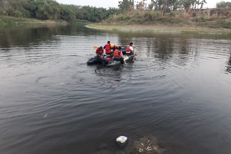 Diduga terseret arus Bengawan Solo, pelajar di Ngawi tenggelam dan menghilang ketika mandi bersama empat temannya. 