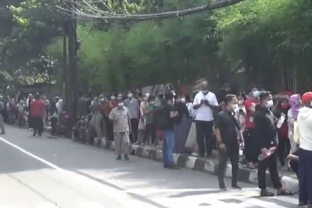 Antrean warga yang ingin mengikuti vaksinasi Covid-19 di Gereja Katolik Santo Stefanus di Jalan KH Muhasim Raya, Cilandak Barat, Cilandak, Jakarta Selatan mengular pada Rabu (30/6/2021) pagi.