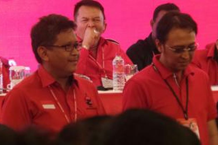 Sekjen DPP PDI-P Hasto Kristiyanto (kiri) bersama Ketua DPP PDI-P Prananda Prabowo dalam Kongres IV PDI-P di Sanur, Bali, Jumat (10/4/2015).