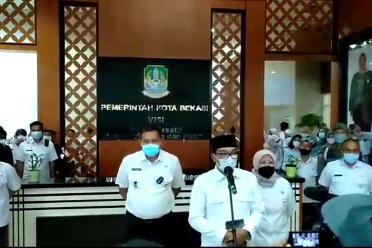 Gubernur Jawa Barat Ridwan Kamil saat ditemui wartawan di Gedung Pemkot Bekasi, Selasa (11/1/2022) 