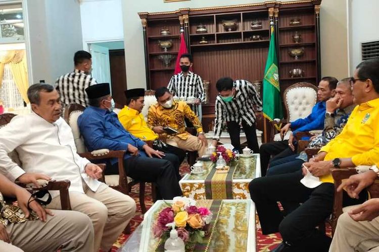 Ketua DPD I Golkar Riau, Syamsuar (baju putih kiri) saat rapat bersama pengurus partai PAN dan PPP terkait deklarasi KIB di Kota Pekanbaru yang dihadiri tiga ketum partai, Jumat (8/7/2022).