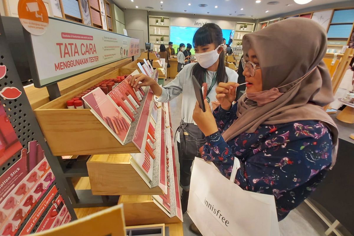 Salah seorang konsumen tengah mencoba lipstik di Innisfree Bandung.