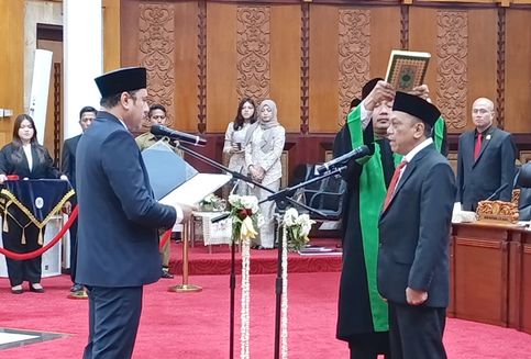 Anas Karno Resmi Dilantik Jadi Anggota DPRD Surabaya lewat PAW