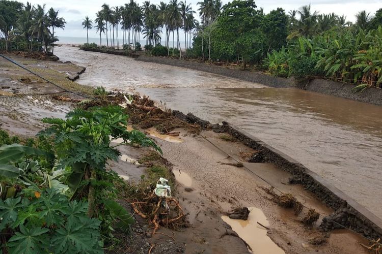 Banjir bandang terjadi di aliran sungai Desa Pulukan, Kecamatan Pekutatan, Kebupaten Jembrana, Bali, pada Jumat (15/1/2021) dini hari.