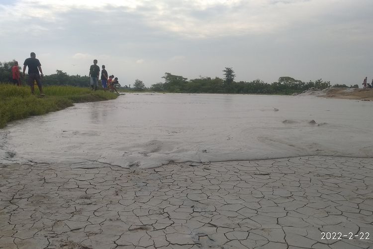 Semburan lumpur setinggi satu meter selama sejam di Obyek wisata Baby Volcano' atau biasa disebut Bledug Cangkring di Desa Grabagan, Kecamatan Kradenan, Kabupaten Grobogan, Jawa Tengah mengubur satu hektar areal persawahan, Selasa (22/2/2022).