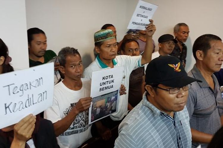 Suasana sidang putusan gugatan class action warga Bukit Duri terhadap program normalisasi Ciliwung di Pengadilan Negeri Jakarta Pusat, Selasa (2/8/2016).
