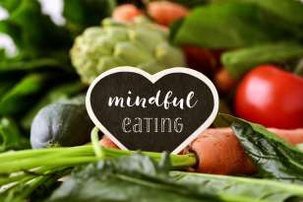 Mindful eating berarti makan dengan penuh kesadaran.