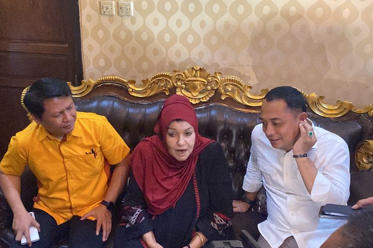 Wali Kota Surabaya, Eri Cahyadi saat pertemukan pihak RW dan pengurus sekolah Petra, Senin (5/8/2024).