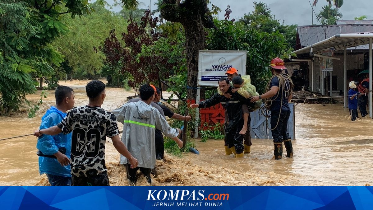 Ratusan KK Terdampak Banjir di Padang, 60 Jiwa Dievakuasi Tim SAR