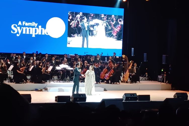 Addie MS dan Memes dalam konser A Family Symphony yang digelar di Concert Hall Ciputra Artpreneur Theatre Mega Kuningan, Jakarta Selatan, Kamis (19/10/2023) malam