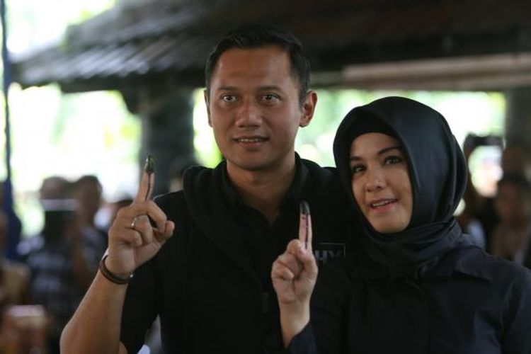 Calon Gubernur DKI Jakarta 2017 No Urut 1 Agus Harimurti Yudhoyono dan Anisa Pohan (istri) usai melakukan pencoblosan di TPS 06 Taman Cibeber, Rawa Barat, Jakarta Selatan, Rabu (15/02/2017). Pemilihan kepala daerah dilakukan secara serentak pada hari ini di seluruh Indonesia.