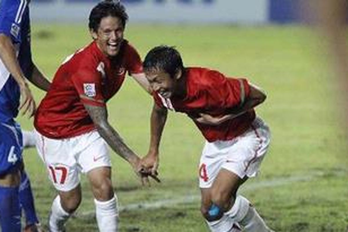 Pemain Indonesia, Arif Suyono (kanan) dan Irfan Haarys Bachdim, merayakan gol ke gawang Laos dalam Piala Suzuki AFF 2010 di Stadion Utama Gelora Bung Karno, Sabtu (4/12/2010). Indonesia menang 6-0. 