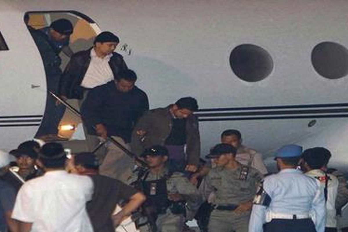 Tersangka kasus suap wisma atlet, Muhammad Nazaruddin turun dari pesawat di bandara Halim Perdanakusuma, jakarta Timur, Sabtu (13/8/2011) malam 