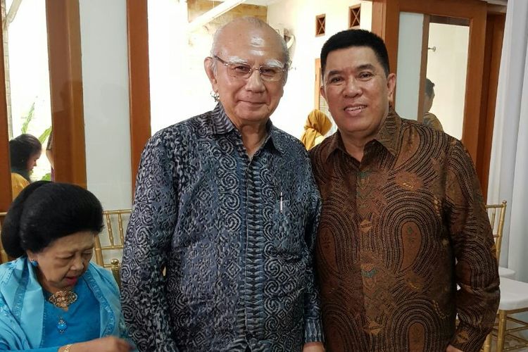 Emil Salim (kiri) saat menghadiri acara di Jakarta, Minggu (4/3/2018).