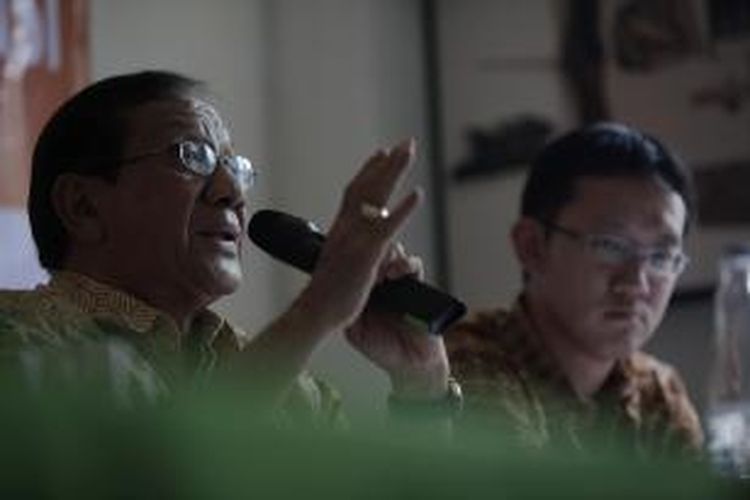 Politisi Partai Golkar, Akbar Tandjung berbicara mengenai ketidakpercayaan masyarakat terhadap partai politik dan masa depan demokrasi di Jakarta, Rabu (7/3). Hadir dalam diskusi tersebut peneliti CSIS, Sunny Tanuwidjaja (kanan), Frans Magnis Soeseno (tidak yampak) untuk mengkritisi pokok perubahan dalam undang-undang pemilihan umum dan kemungkinan mengembangkan sistem perwakilan non partisan dalam proses demokrasi. Kompas/Lucky Pransiska