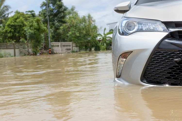 Ilustrasi kendaraan yang terendam banjir 