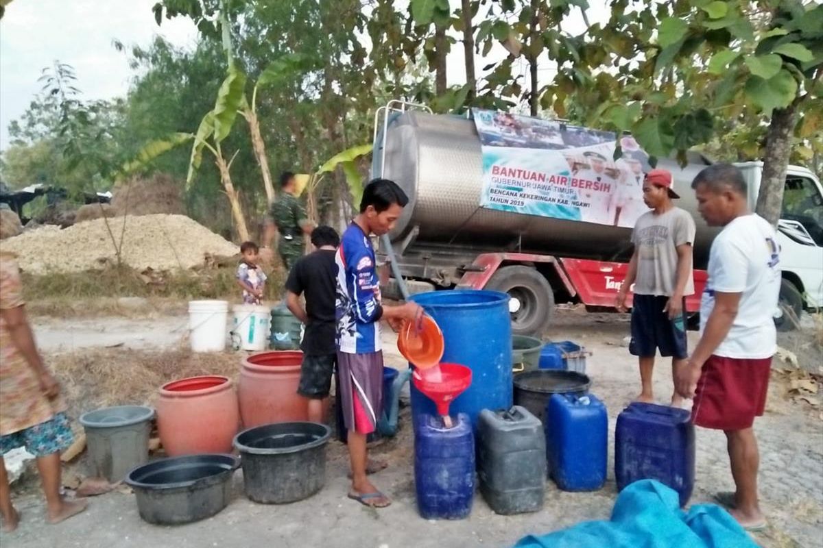 Distribusi air bersih di Desa Kenongo Rejo, Desa paling parah terdampar kekeringan karena musim kemarau. 20 Desa di 10 Kecamatan di Kabupaten Ngawi Jawa Timur mengalami krisis air bersih akibat kemarau panjang.