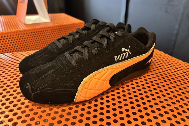 Koleksi PUMA x McLaren Racing dalam Puma x McLaren Mastercard F1 Team Livery Reveal, di Jakarta Pusat, Senin (9/2/2026).