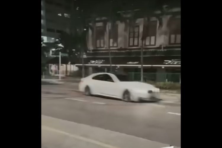 Tangkapan layar dari video sebelum mobil sedan BMW putih menabrak sebuah ruko, terbakar dan menewaskan 5 penumpangnya di Jalan Tanjong Pagar, Singapura, Sabtu (13/2/2021) sekitar pukul 5.40 pagi.