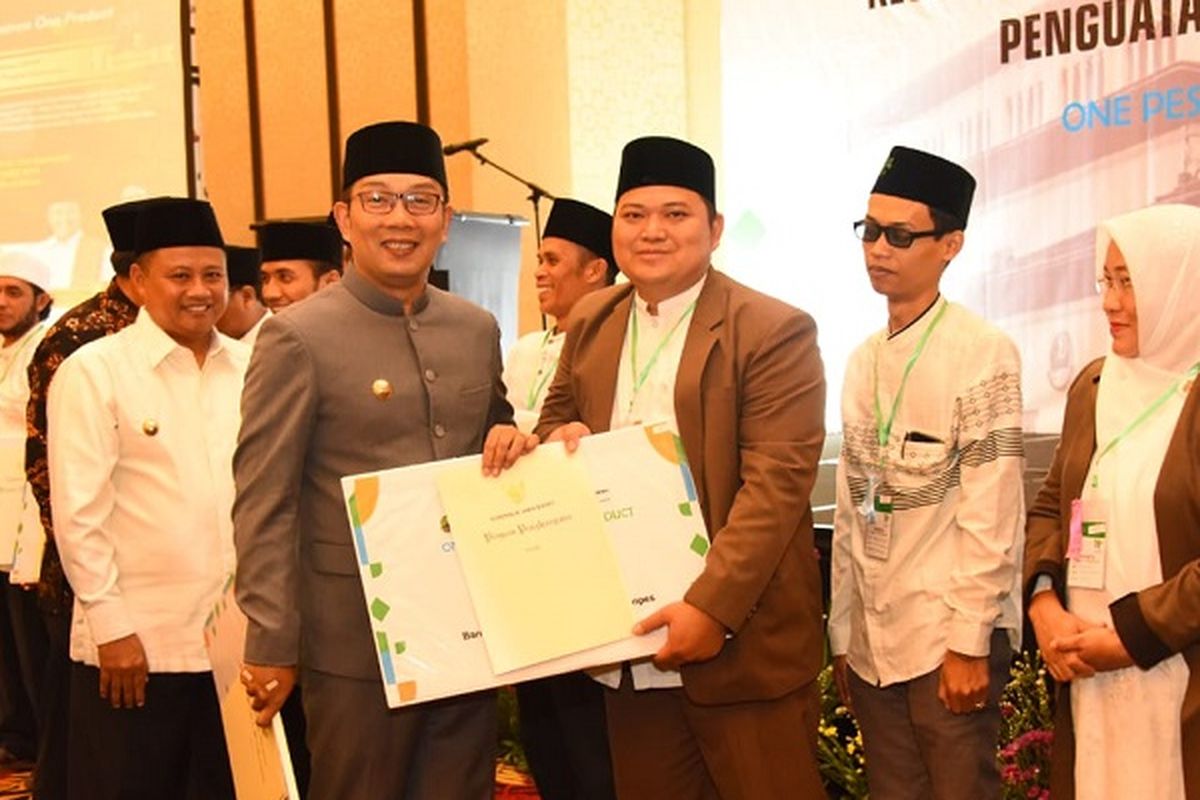 Gubernur Jawa Barat Ridwan Kamil dan Wakil Gubernur Jawa Barat Uu Ruzhanul Ulum menyerahkan hadiah kepada pondok pesantren (ponpes) peserta One Pesantren One Product (OPOP) di Bandung, Selasa (3/9/19).