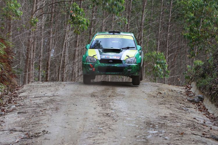 Kejuaraan Nasional  Danau Toba Rally 2022 putaran pertama di kawasan Hutan Tanaman Industri Toba Pulp Lestari, Parapat, Kabupaten Simalungun, Sumatera Utara, Sabtu (6/8/2022). Ryan Nirwan dari Toyota Gazoo Racing memimpin klasemen sementara hingga Special Stage 6.