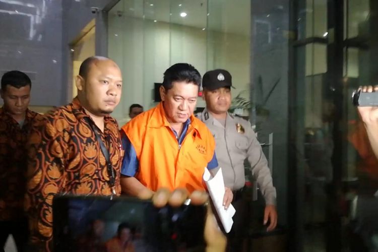 Tersangka hakim dalam kasus dugaan suap perkara perdata di PN Jakarta Selatan, Irwan usai ditahan KPK, Rabu (28/11/2018).