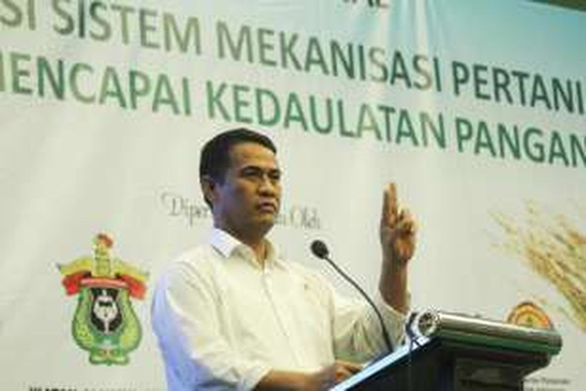 Menteri Pertanian Andi Amran Sulaiman saat menjadi pembicara dalam Seminar Nasional Moderenisasi Sistem Mekanisasi Pertanian Ikatan Alumni Universitas Hasanudin, di Bogor, Jawa Barat, Rabu (20/4/2016).