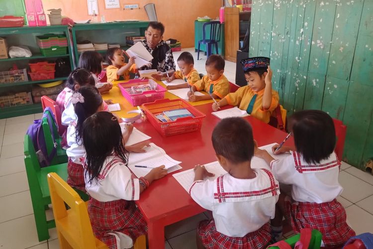 Sriyono Abdul Qohar sedang mengajar anak-anak usia dini. Sriyono merupakan guru PAUD disabilitas asal Blora, Jawa Tengah yang mendapatkan penghargaan dari Kementerian Pendidikan dan Kebudayaan dengan kategori penyandang cacat peduli PAUD. Ia mendirikan dan mengajar di PAUD Gembira Ria di Blora.