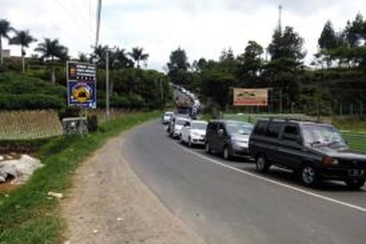 Antrian kendaraan terjadi kawasan Lembang, Kabupaten Bandung Barat, Jawa Barat, Jum'at (25/12/2015). Momentum libur panjang dimanfaatkan wisatawan untuk mengunjungi sejumlah tempat wisata di Bandung Utara.