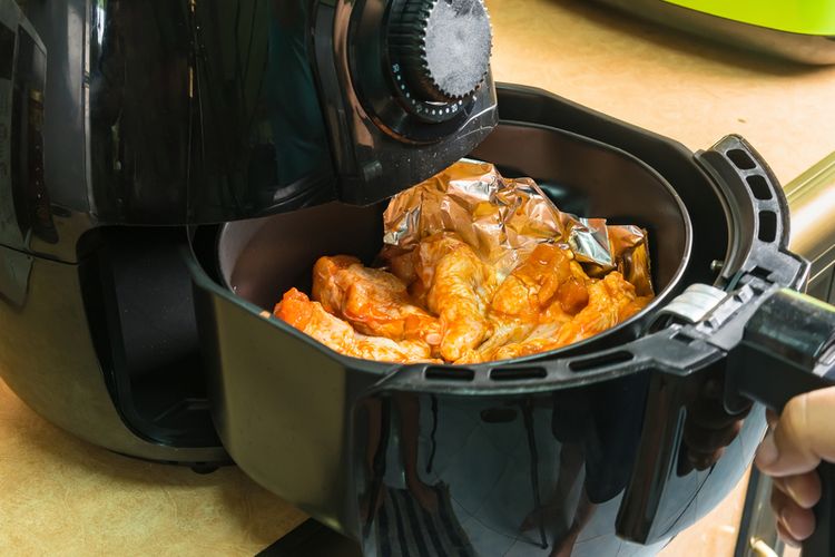 Ilustrasi air fryer, memasak dengan air fryer. 