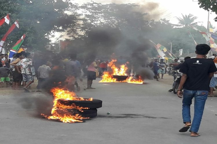 Keluarga korban yang tewas dalam aksi jambret saat membakar ban bekas di depan Kantor Mapolsek Bolo, Sabtu (4/8/2018)