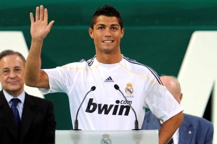 Cristiano Ronaldo saat diperkenalkan sebagai rekrutan anyar Real Madrid pada 6 Juli 2009.