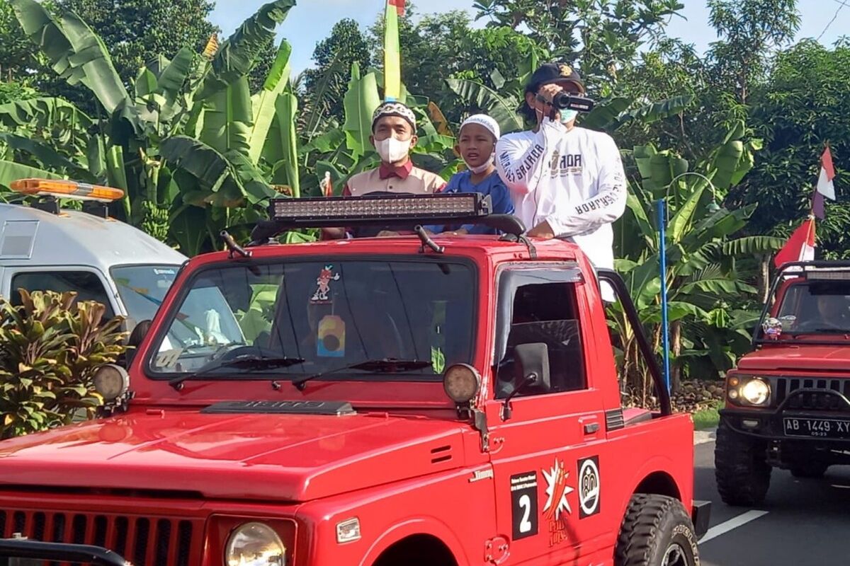 Peserta sunatan massal berkeliling menggunakan mobil Jip dan VW di Bantul Minggu (26/6/2022)