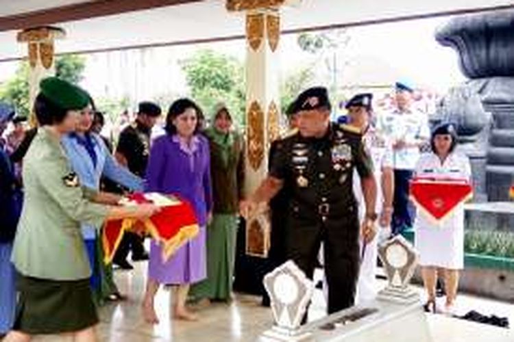 Panglima TNI, Jenderal Gatot Nurmantyo saat tabur bunga di makam Panglima Besar Jenderal Soedirman di Taman Makam Pahlawan (TMP) Kusuma Negara Yogyakarta, Rabu (28/09/2016)