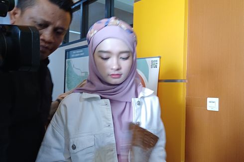 Terpaksa Zoom Sambil Nyetir, Inara Rusli Alami Kecelakaan