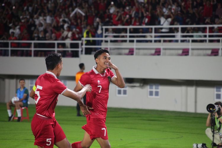 Gelandang timnas U23 Indonesia, Marselino Ferdinan, merayakan gol ke gawang Taiwan pada laga Kualifikasi Piala Asia U23 2024 di Stadion Manahan, Solo, pada Sabtu (9/9/2023).