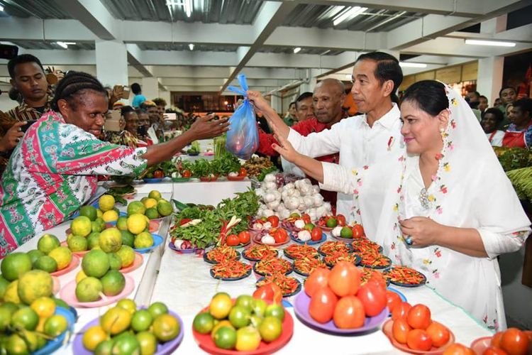 Presiden Joko Widodo dan Ibu Negara Iriana saat berada di Pasar Mama Mama di Jayapura, Papua, Rabu (11/4/2018) petang. Jokowi mengunjungi pasar tersebut beberapa jam setiba di Jayapura. 