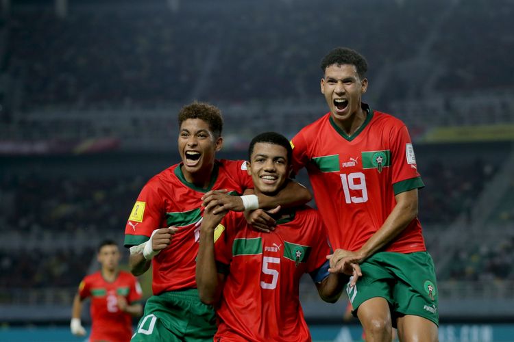 Pemain Timnas Maroko selebrasi usai menjebol galant Indonesia saat laga ketiga babak penyisihan Grup A Piala Dunia U17 2023 Indonesia yang berakhir dengan skor 3-1 di Stadion Gelora Bung Tomo Surabaya, Jawa Timur, Kamis (16/11/2023) malam.