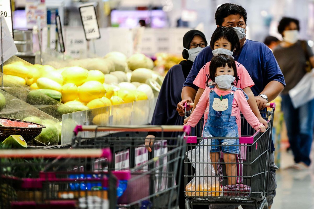 bPembeli menggunakan masker saat belanja kebutuhan pokok di supermarket AEON Mal Serpong, Tangerang, Banten, Selasa (26/5/2020). Pemerintah Indonesia bersiap menerapkan tatanan baru (new normal) dalam waktu dekat. Salah satunya dengan mulai membuka pusat perbelanjaan secara bertahap di bulan Juni mendatang.