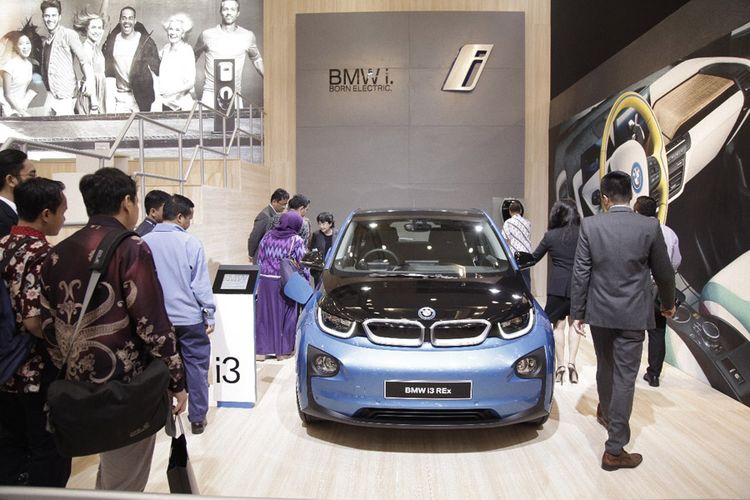 BMW i3 saat diperkenalkan di depan pihak kementerian terkait yang concern dengan e-mobility.
